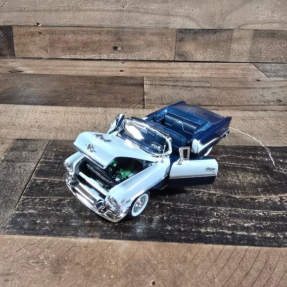 Welly 1955 Oldsmobile Super 88 Convertible Diecast - Picture 7 of 12